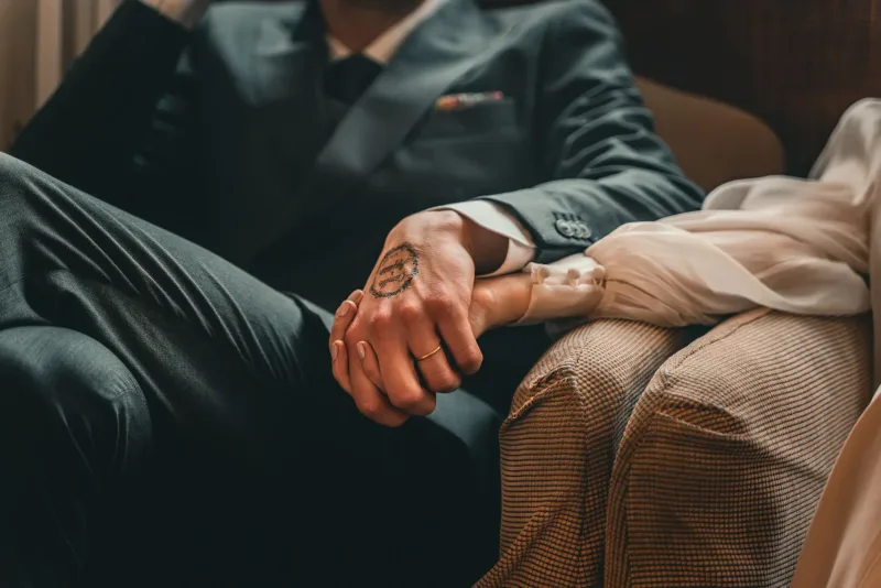 Mains des mariés enlacées, alliance — choisir son photographe de mariage à Paris