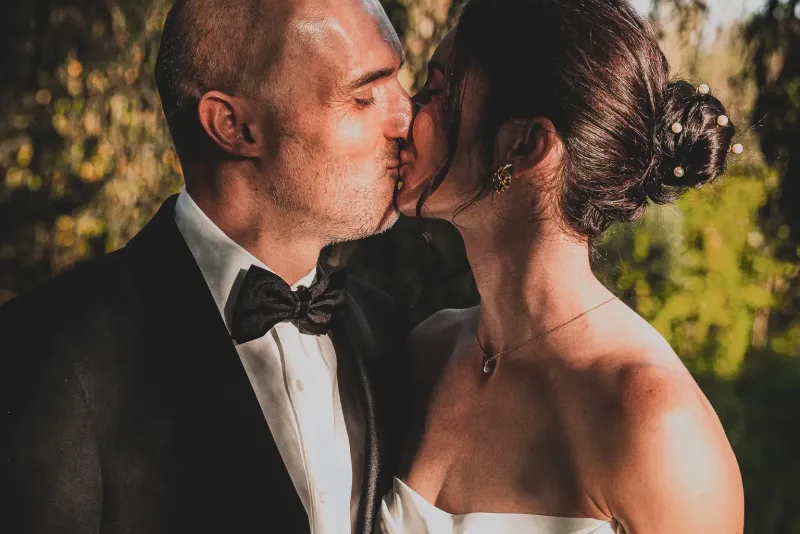 Baiser des mariés en golden hour — tarif photographe mariage Paris 2026