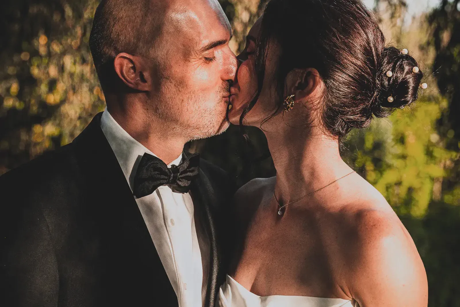 Baiser des mariés en golden hour — tarif photographe mariage Paris 2026