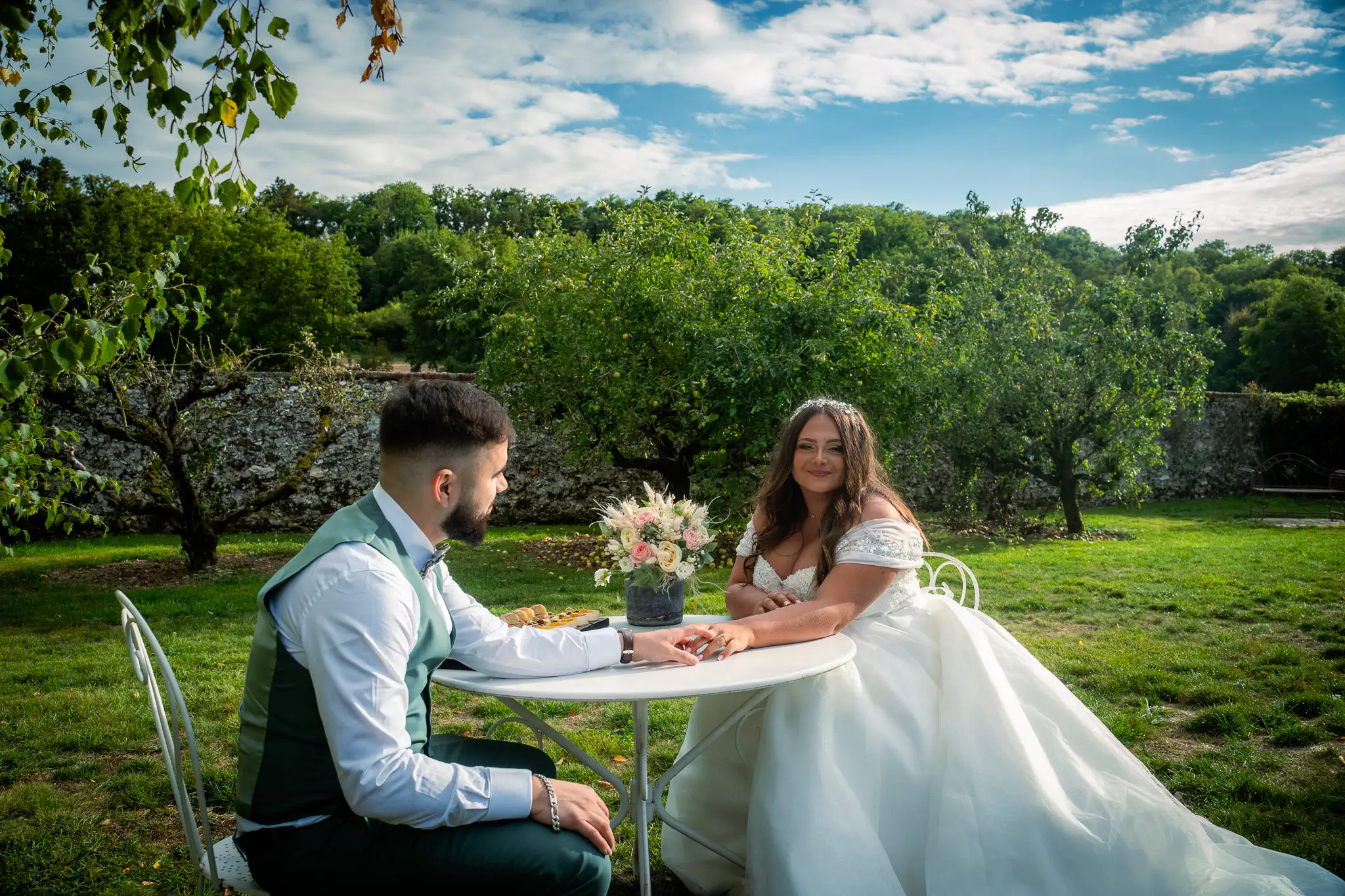Couple en promenade dans les jardins — mariage à Versailles et dans les Yvelines