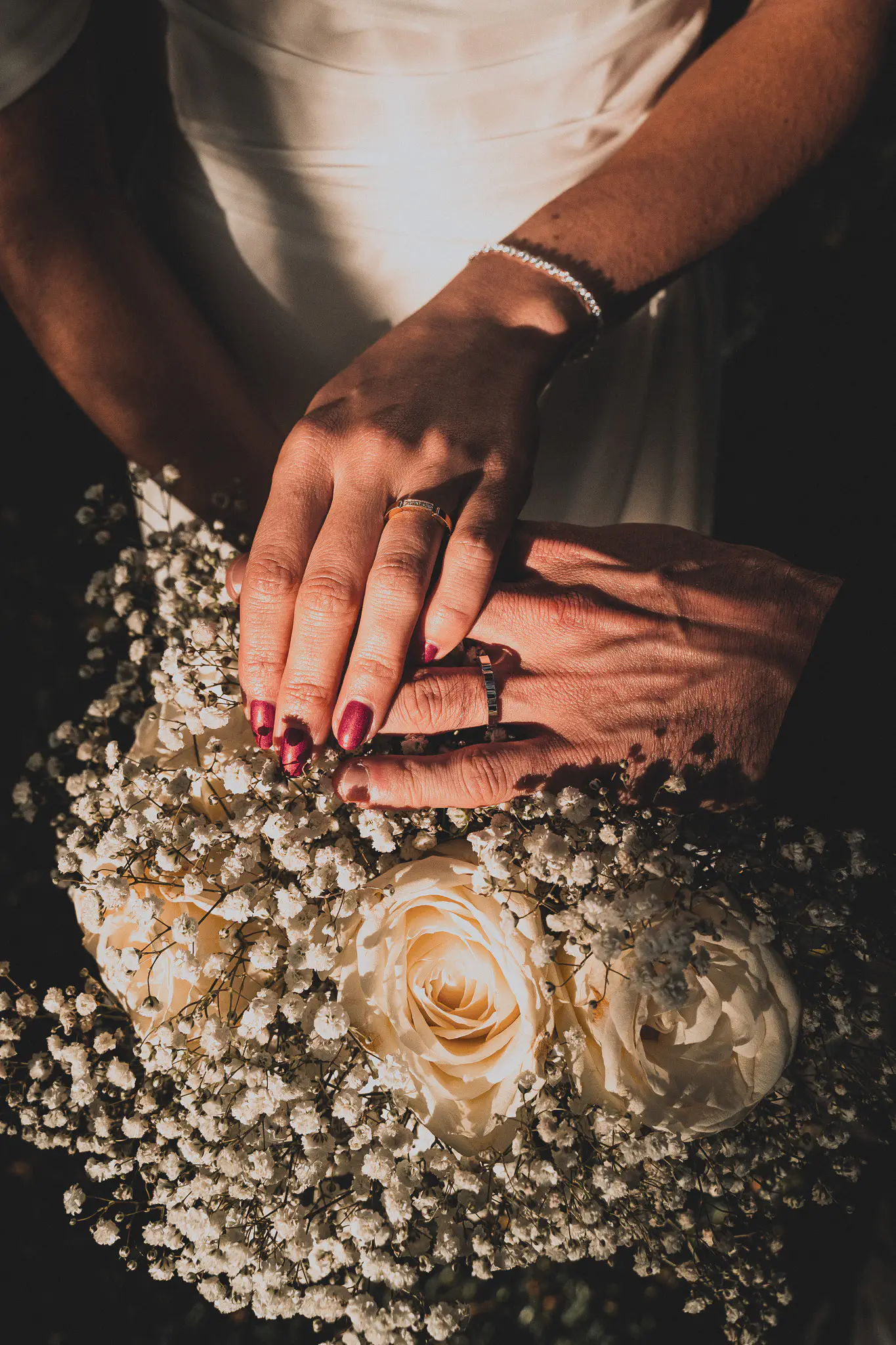 Détail mariage — alliances et bouquet de mariée, Paris
