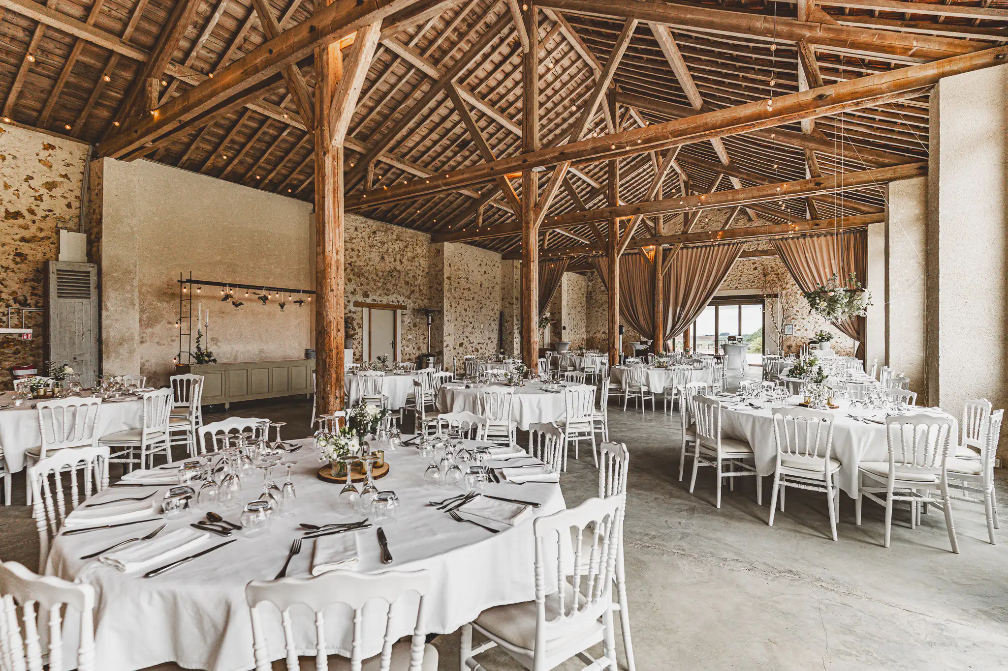 Photographe mariage documentaire — salle de réception en grange de pierre, Normandie