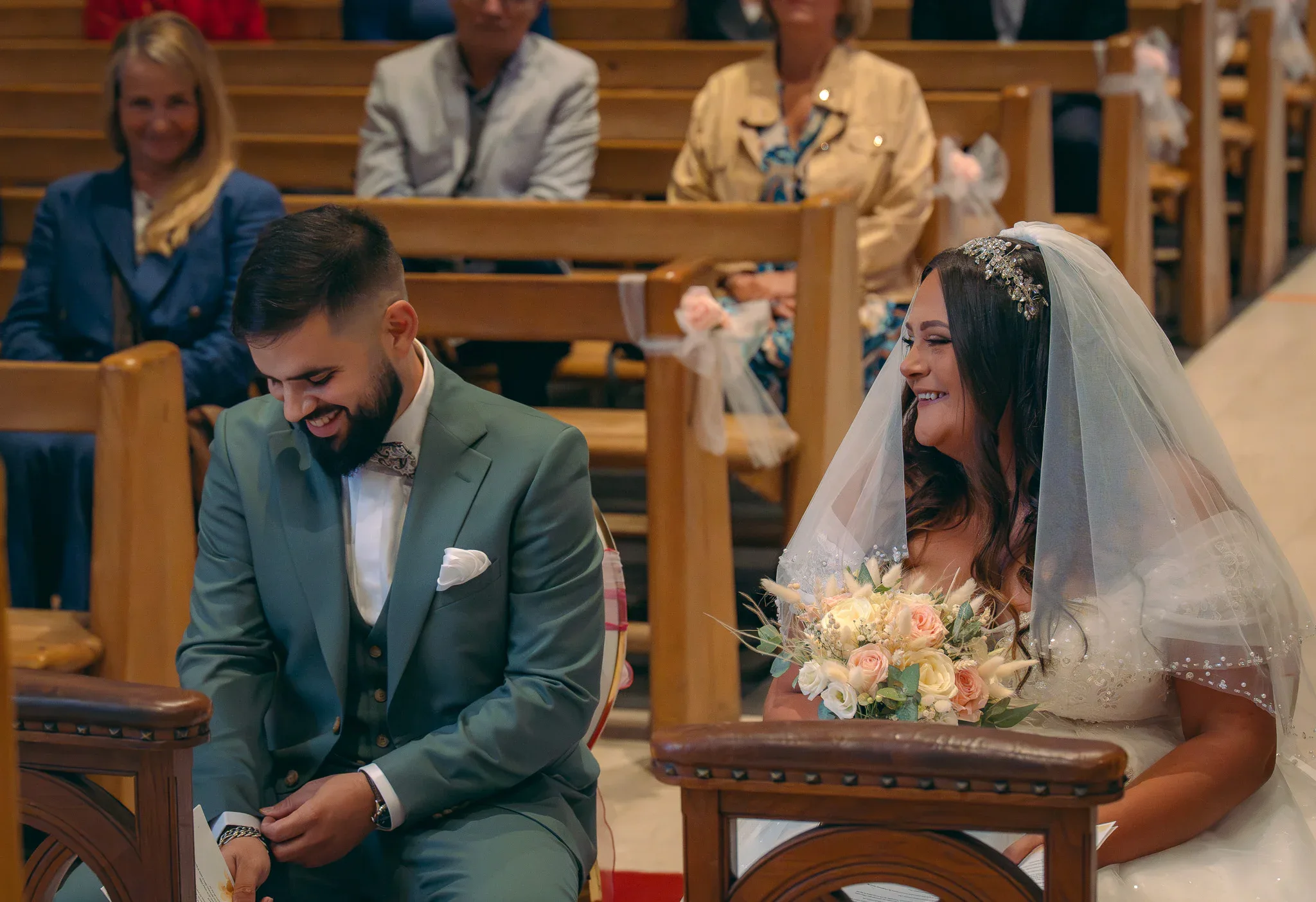Reportage mariage documentaire — les mariés souriants pendant la cérémonie à l'église